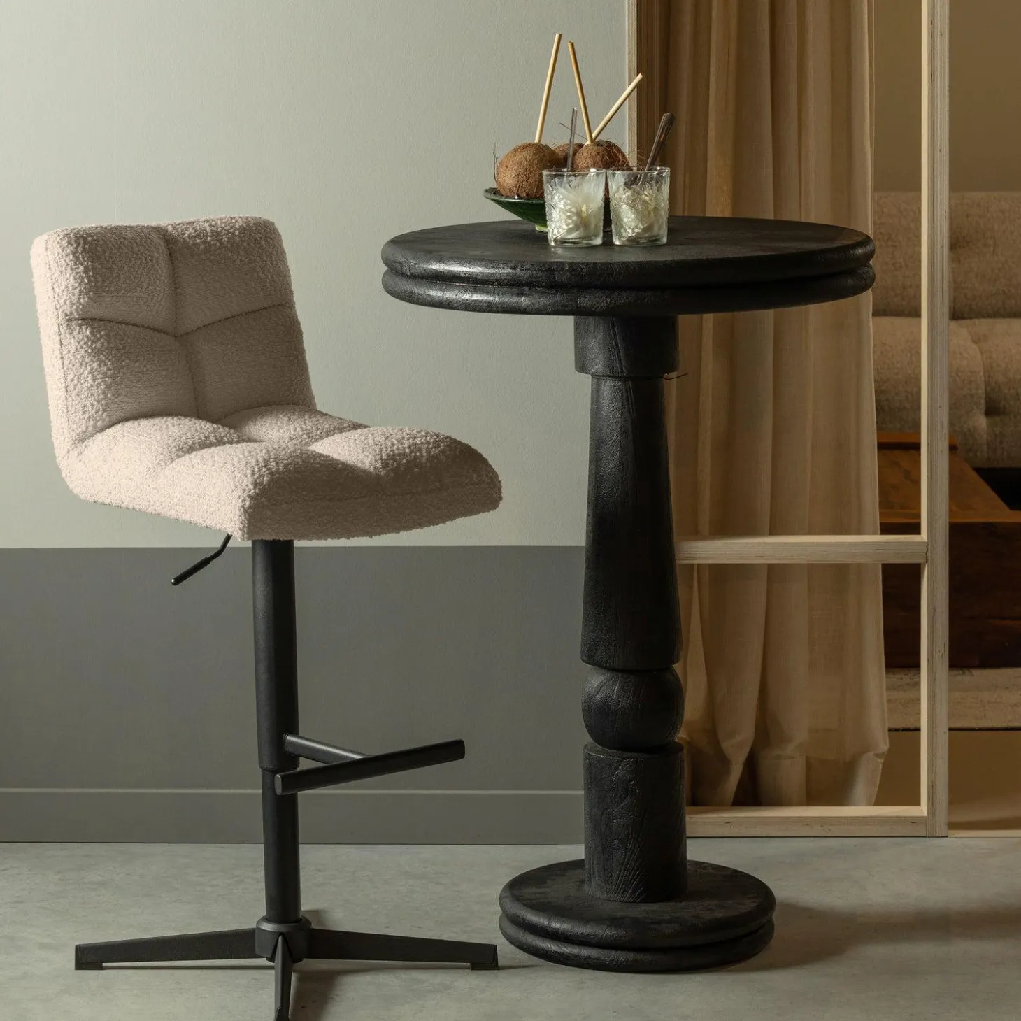 Draaibare Barstoel Vinny Bouclé - Zand (zithoogte 60-80cm) - Loft24.nl