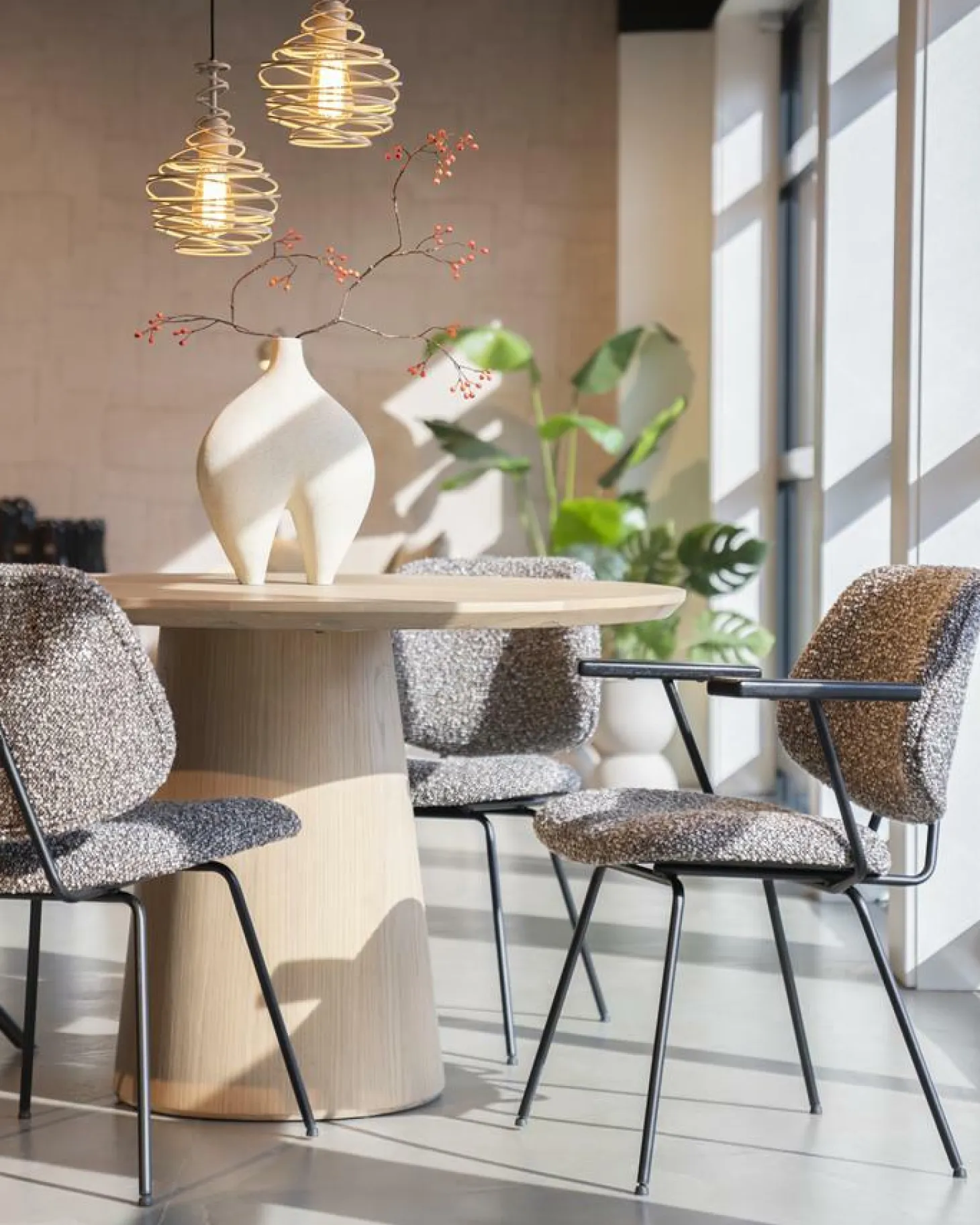 Eetkamerstoel Jon met armleuning - Taupe - Loft24.nl