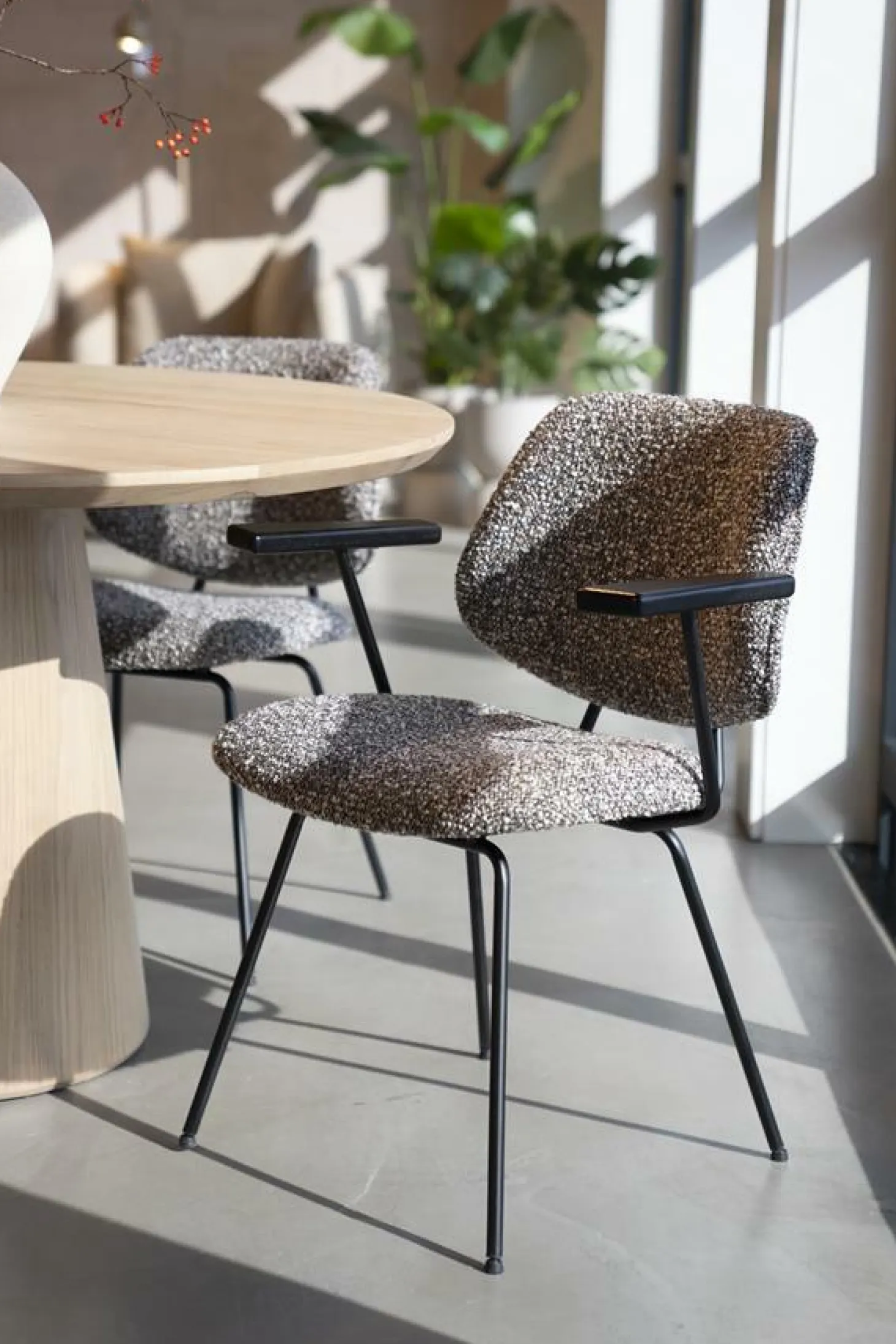 Eetkamerstoel Jon met armleuning - Taupe - Loft24.nl