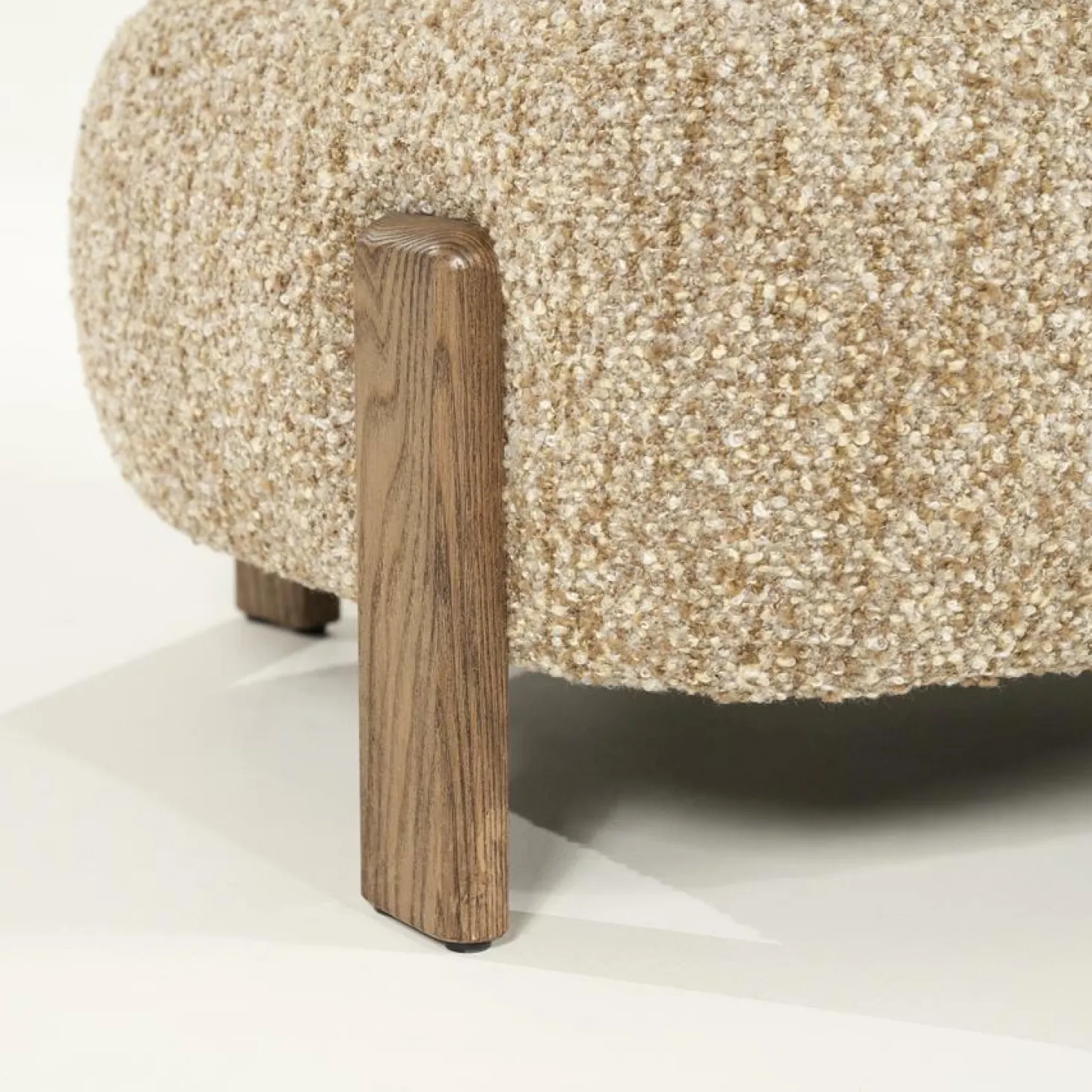 Fauteuil Reza Bouclé en bruin eikenhout - Taupe - Loft24.nl