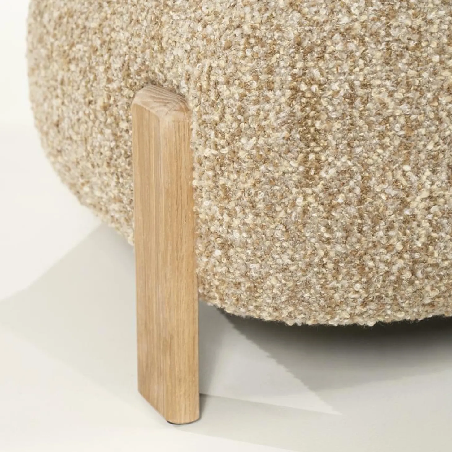 Fauteuil Reza Bouclé en naturel eikenhout - Taupe - Loft24.nl