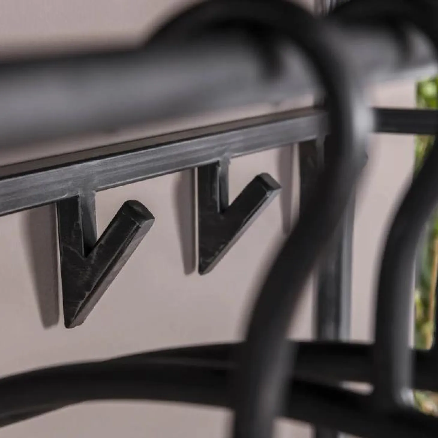 Kapstok Yucon Acaciahout met 12 haken en plank - Zwart - Loft24.nl