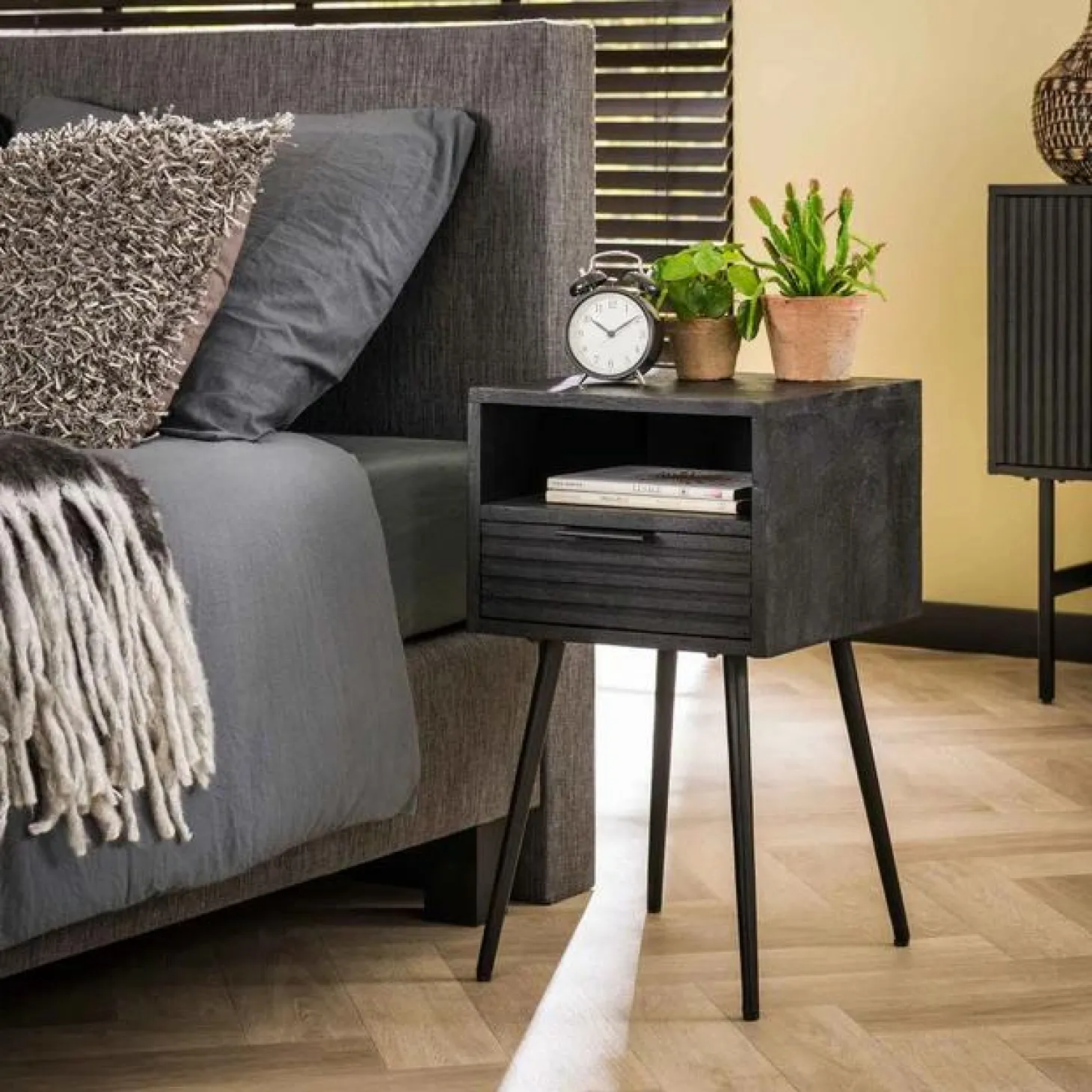 Nachtkastje Marina Mangohout met 1 lade - Zwart - Loft24.nl