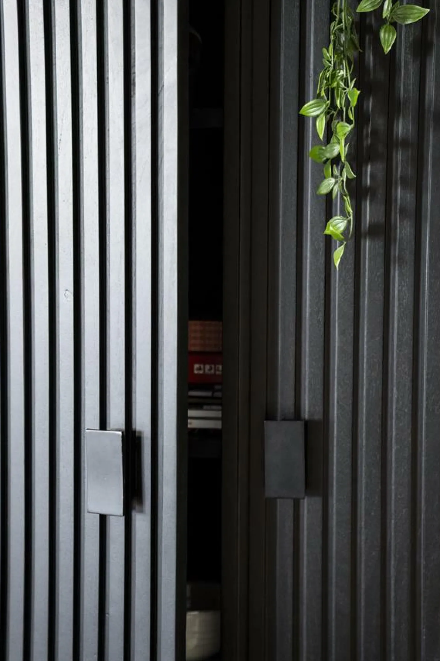 Opbergkast Remi Mangohout en Metaal 170 x 96 cm - Zwart - Loft24.nl