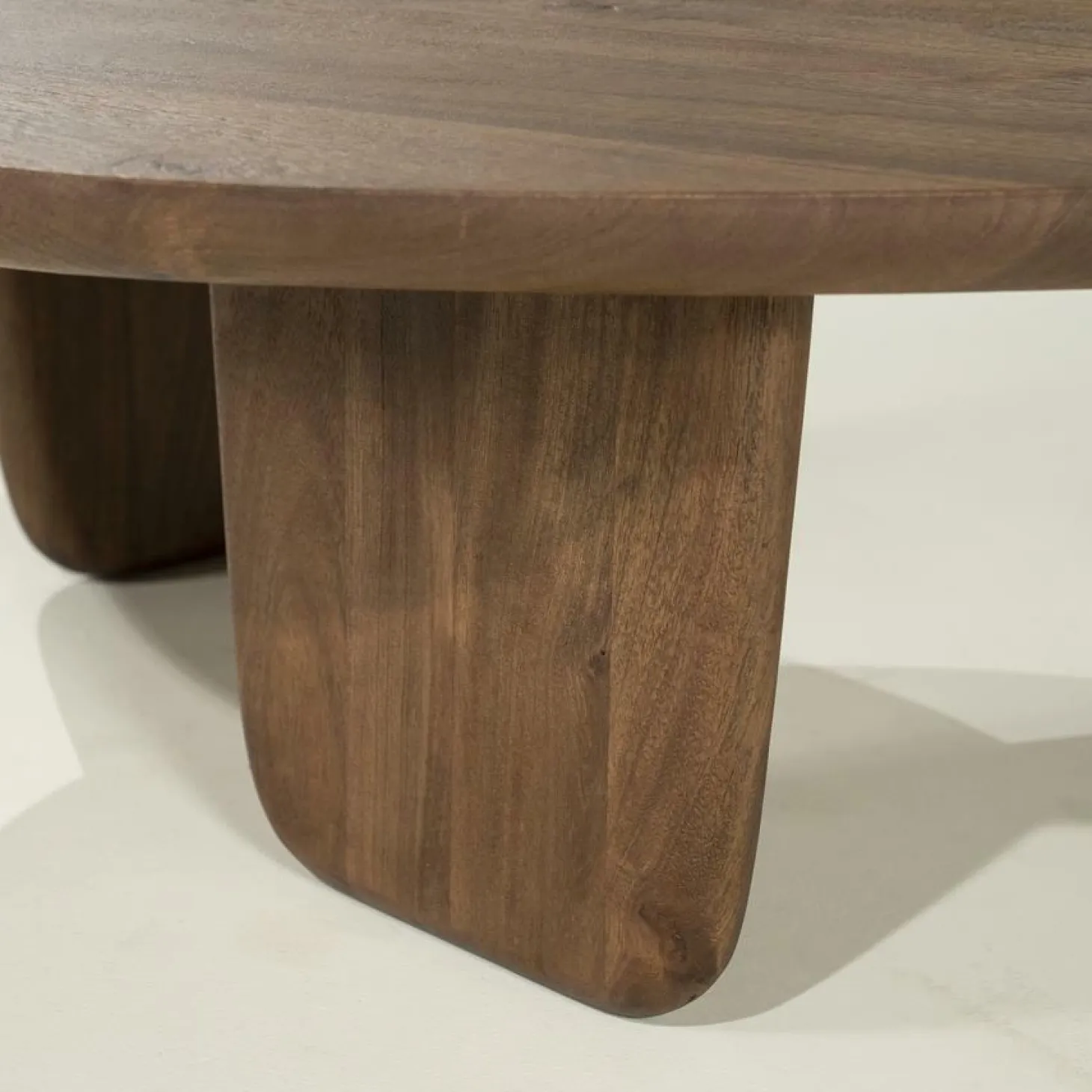 Organische Salontafel Maud Mangohout 100 x 85cm - Lichtbruin - Loft24.nl