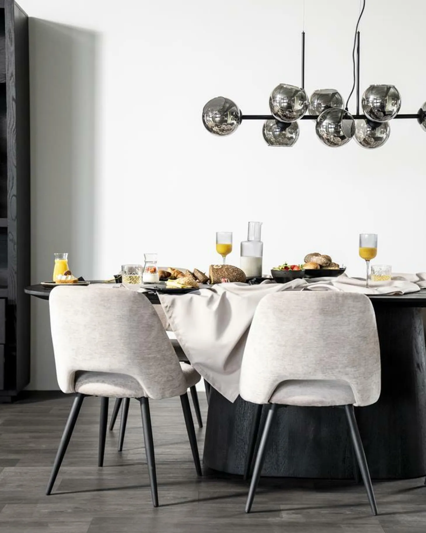 Ovale Eettafel Aron Mangohout Zwart - 300cm - Loft24.nl